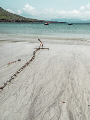 Verlassener Anker am irischen Sandstrand 
