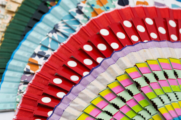 Abanicos tradicionales españoles de madera abiertos, pintados con diferentes motivos y colores	