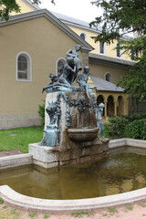 La fontaine aux enfants (Le Creusot) - Vue d'ensemble de biais