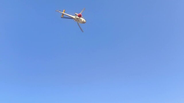 Helic&oacute;ptero apagando fuego zona agr&iacute;cola forestal 
