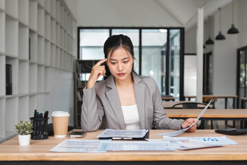 Businesswoman finds solutions to work problems