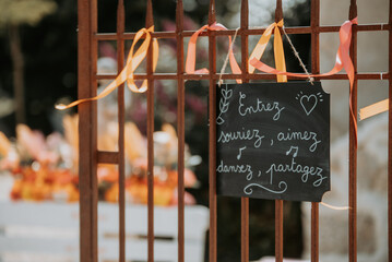 Un panneau à l'entrée d'un mariage pour la bienvenue des invités  