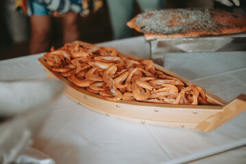 Un plat de crevettes servit par les traiteurs pendant le vin d'honneur d'un mariage