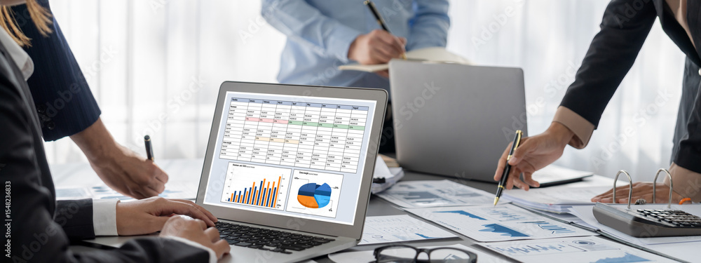 Aufkleber business intelligence and data analysis concept. analyst team working on financial data analysis das