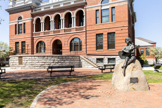 Sevierville, TN, USA - April 13, 2025: The Sevier County Courthouse was opened in 1895 and is on the National Register of Historic Places. Dolly Parton's statue is outside the building.