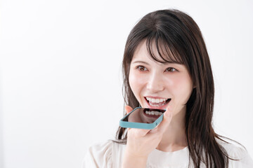 音声入力　女性　スマホ