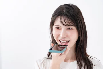 Fotobehang 音声入力　女性　スマホ © naka
