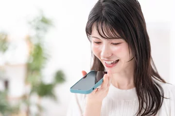 Gordijnen 音声入力　女性　スマホ © naka