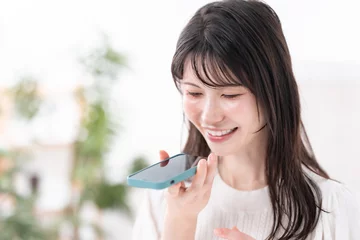 Gordijnen 音声入力　女性　スマホ © naka