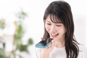 Gordijnen 音声入力　女性　スマホ © naka