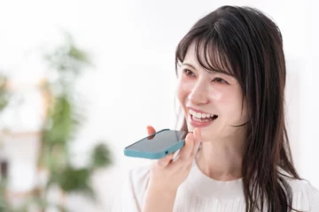 Gordijnen 音声入力　女性　スマホ © naka