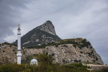 Meczet na tle skały w mieście Gibraltar