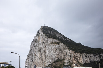 Skała gibraltarska na tle burzowych chmur (Gibraltar)