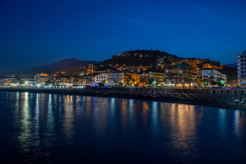 Obraz premium Pietra Ligure at night