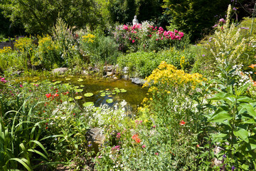 bunter Blumengarten mit Gartenteich