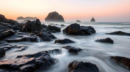 Obraz premium Rocky Coastline at Twilight with Ethereal Long-Exposure Water Flowing Around Dark Boulders.
