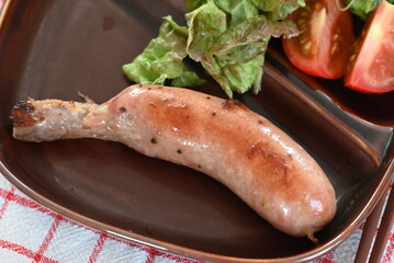 カリっと焼いた骨付きソーセージのプレート