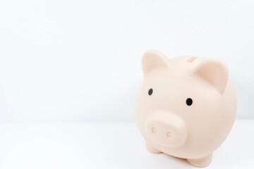 節約や貯金をイメージさせるシンプルな貯金箱の写真