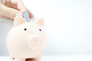 節約や貯金をイメージさせるシンプルな貯金箱の写真