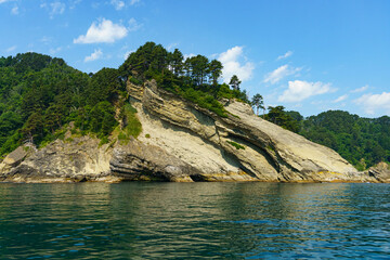 遊覧船から見る荒々しい三陸海岸海
