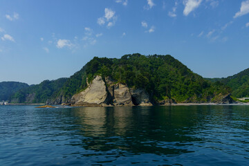 遊覧船から見る荒々しい三陸海岸海