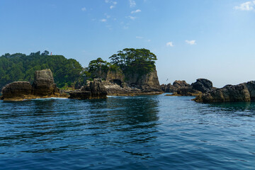 遊覧船から見る荒々しい三陸海岸海
