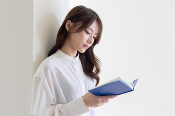 Fototapeta premium ライフスタイル 読書する女性