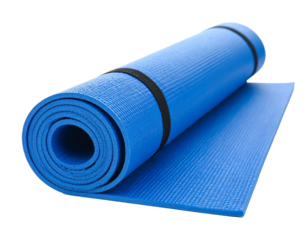 Tapete de yoga azul enrollado sobre superficie blanca con iluminación suave y fondo minimalista