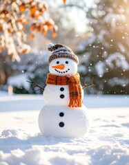 Muñecos de nieve hechos con bolas de nieve, bufanda naranja y gorro de lana sobre fondo invernal nevado