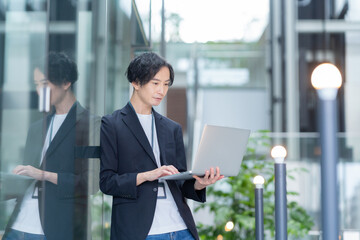Fototapeta premium オフィスで働くエンジニア 撮影協力：スカパー東京メディアセンター