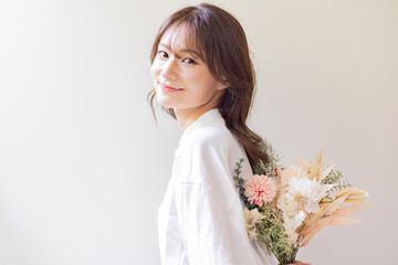 ドライフラワーの花束を持つ女性