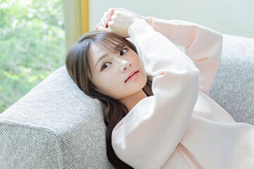 ソファベッドでくつろぐ女性