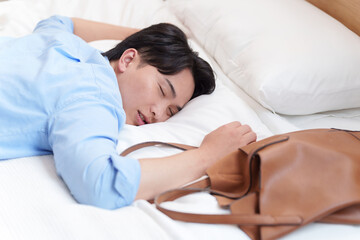 ベッドで寝落ちした男性
