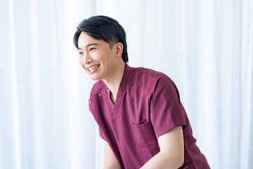 マッサージをする男性