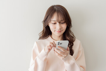 スマホで検索する女性
