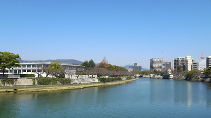 Obraz premium 日本：平和大橋から見る元安川と平和記念公園／広島県