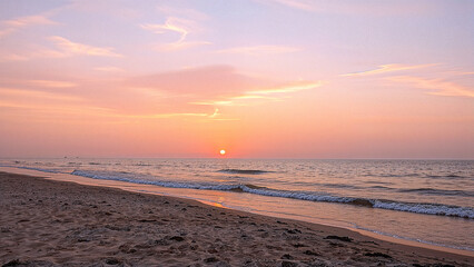 Fototapeta premium Serene coastal sunset with dreamy gradient sky