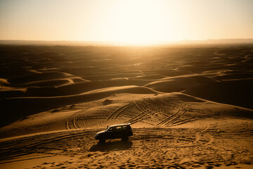 サハラ砂漠に広がるメルズーガの幻想的な砂丘風景