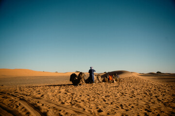サハラ砂漠に広がるメルズーガの幻想的な砂丘風景