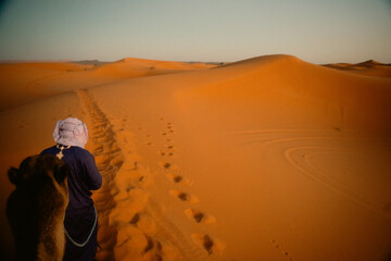 サハラ砂漠に広がるメルズーガの幻想的な砂丘風景