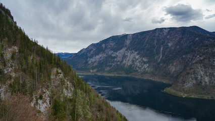 Obraz premium view from the mountain on lake in Hallstatt