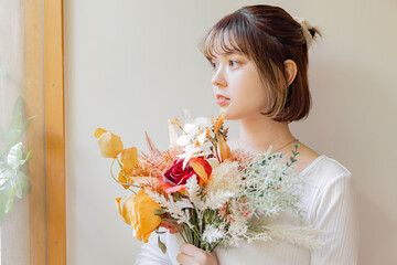 ドライフラワーを持つ女性