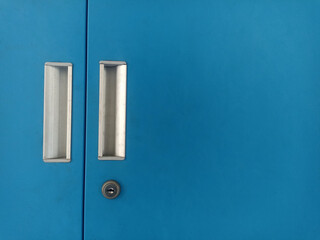 handle and lock on aluminum cabinet