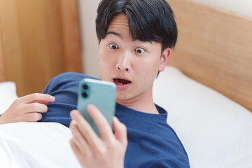寝坊して遅刻する男性