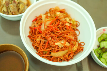 低カロリー減塩病院食（焼きそば、きゅうりの酢の物、牛肉とこんにゃくのしぐれ煮）
