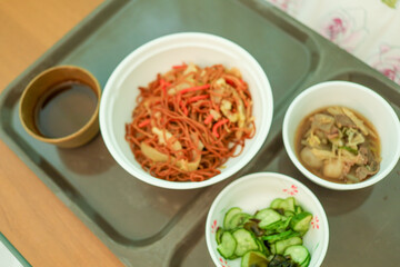低カロリー減塩病院食（焼きそば、きゅうりの酢の物、牛肉とこんにゃくのしぐれ煮）
