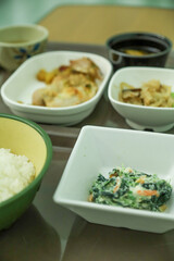 低カロリー減塩病院食（ご飯、チキンソテー、切り干し大根、ナスの味噌汁、ほうれん草のあえ物）
