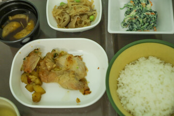 低カロリー減塩病院食（ご飯、チキンソテー、切り干し大根、ナスの味噌汁、ほうれん草のあえ物）
