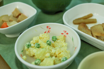 病院食、ご飯、ポテトサラダ、高野豆腐
