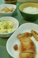 病院食、ご飯、チキンステーキ、高野豆腐、ポテトサラダ
